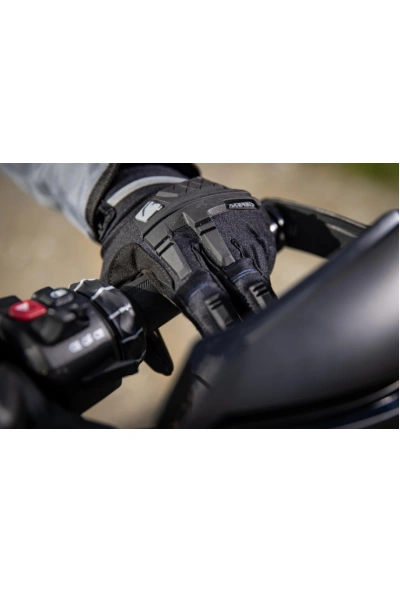 Safe and Stylish: A Guide to Choosing Motorcycle Gloves